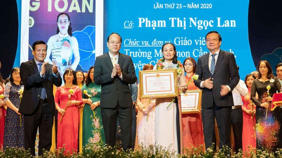 Remise des prix Vo Truong Toan à 50 enseignants exemplaires