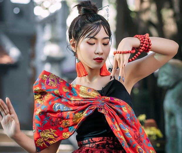 Une jeune chanteuse combine les mélodies du xâm et les mélodies modernes