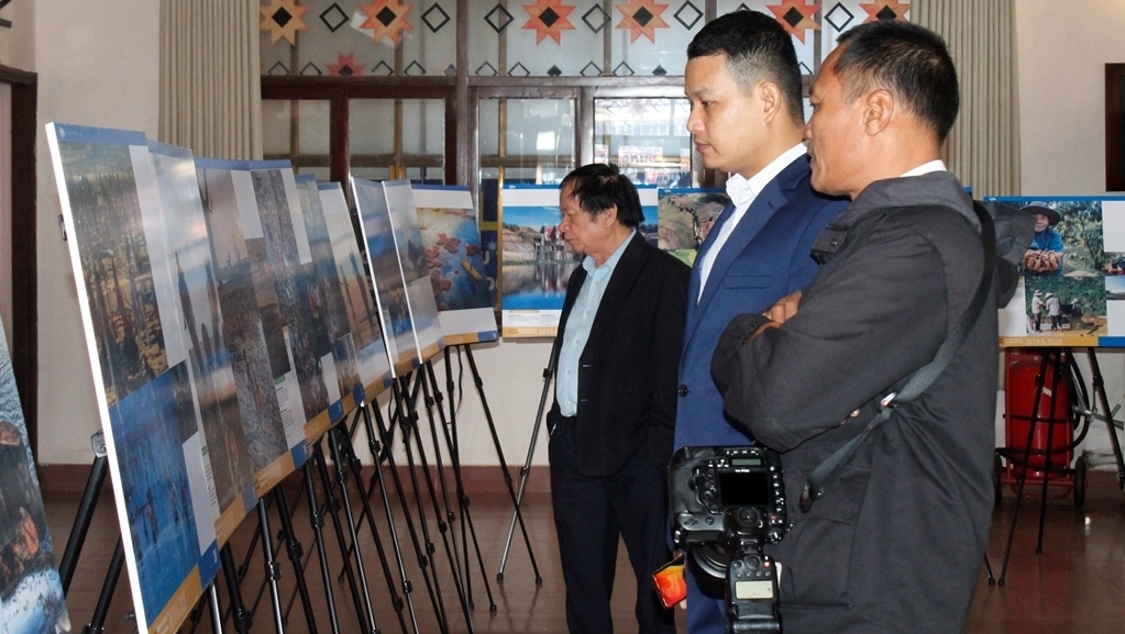 Une exposition de photos présente des histoires de vie et de développement dans la région des Hauts Plateaux du Centre