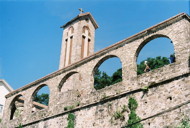 Admirez quatre églises en pierre au Vietnam