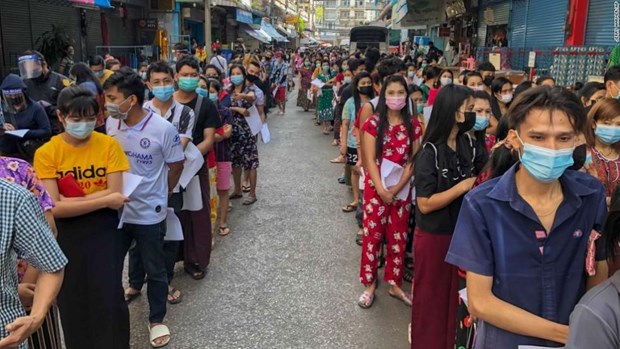 La Thaïlande testera plus de 10000 personnes après une augmentation record de cas de COVID-19
