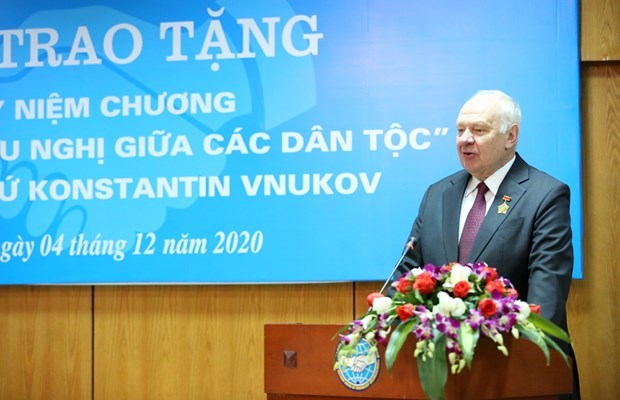 L’ambassadeur de Russie décoré de l’Insigne d’amitié