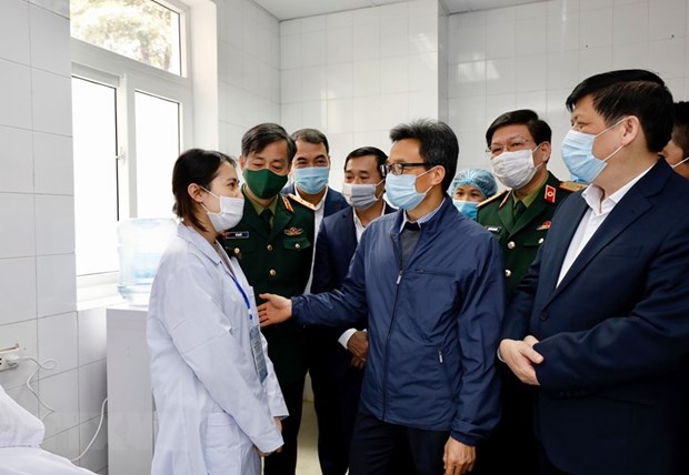 Covid-19 le vice-PM Vu Duc Dam rend visite aux volontaires aux tests du vaccin Nano Covax