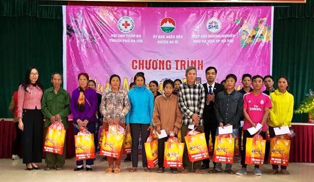 Têt 2021 un supplément de 2 000 cadeaux pour les foyers démunis à Hanoi