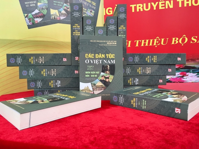 Présentation de livres sur les groupes ethniques au Vietnam