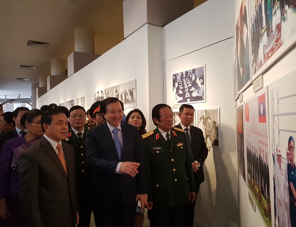 Exposition de photos «Amitié spéciale Vietnam et le Laos»