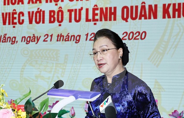 La présidente de l’AN du Vietnam visite le commandement de la 5e zone militaire