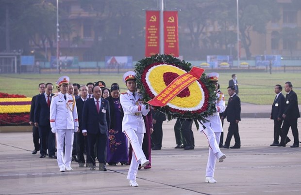 13e Congrès du Parti les dirigeants rendent hommage au Président Hô Chi Minh