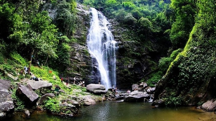 Cascade de Khe Kem une bande de soie blanche dans le parc national de Pu Mat