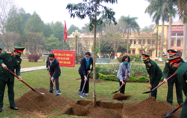 Fête de plantation d arbres à Hanoï, sur le thème Éternellement reconnaissant envers l Oncle Ho