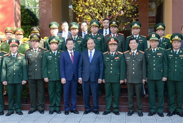 Le chef du gouvernement rend visite aux forces armées à Dà Nang