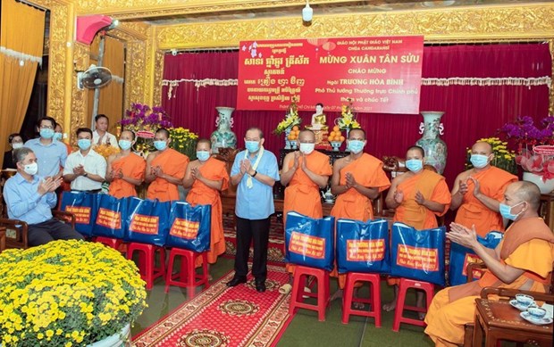 Le vice-Premier ministre permanent présente des cadeaux du Tet aux Khmers à HCM-Ville