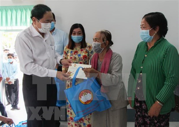 Le président du FPV rend visite à Hau Giang à l’occasion du Têt