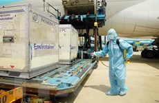 COVID-19  le premier lot de vaccin AstraZeneca arrive au Vietnam