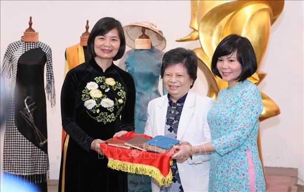 Remise des objets et photos liés aux femmes au Musée des femmes du Vietnam