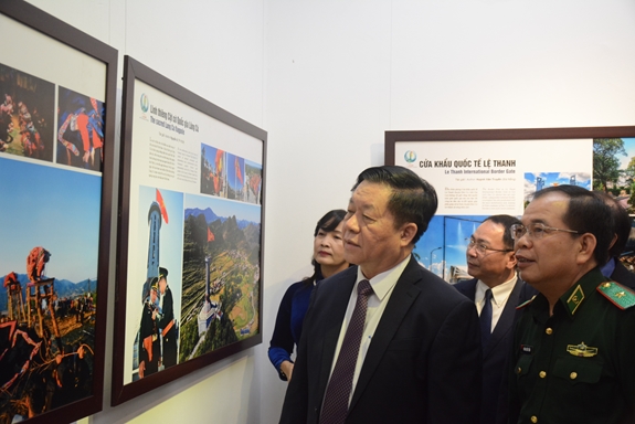 Une exposition de photos sur les zones frontalières du Vietnam s ouvre à Hanoï