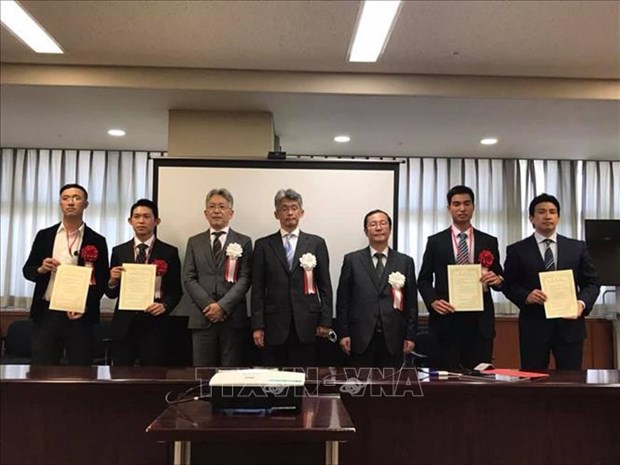 Quatre Vietnamiens honorés en tant qu excellents travailleurs étrangers au Japon