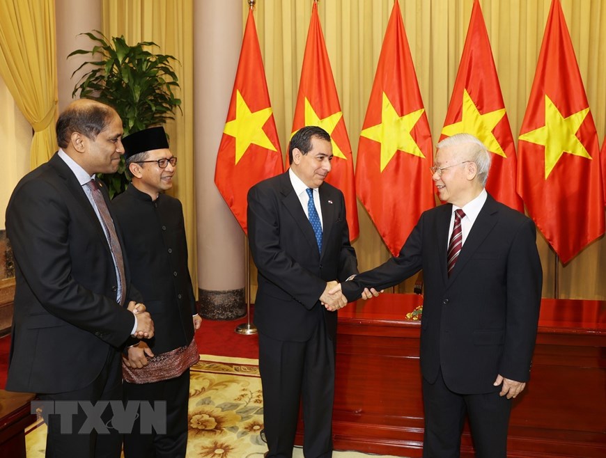 Le secrétaire général et président Nguyen Phu Trong reçoit de nouveaux ambassadeurs étrangers