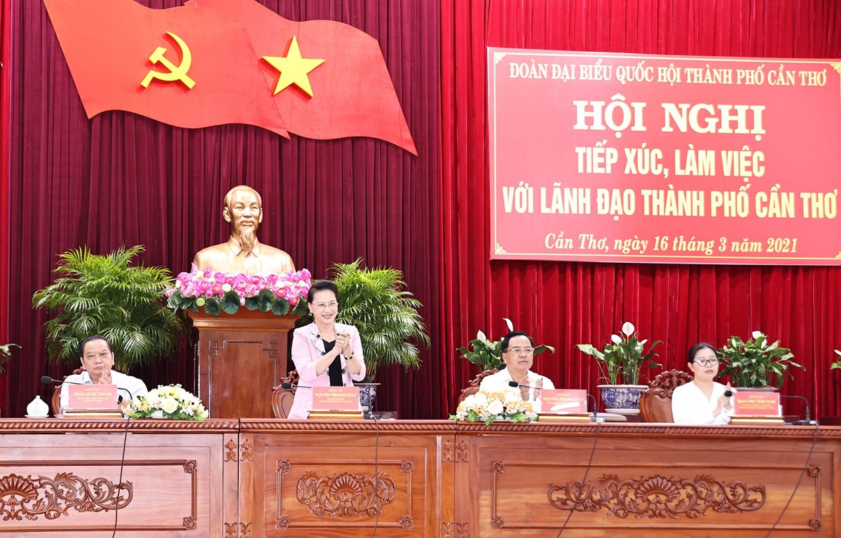 La présidente de l’AN Nguyen Thi Kim Ngan travaille avec les dirigeants de Can Tho