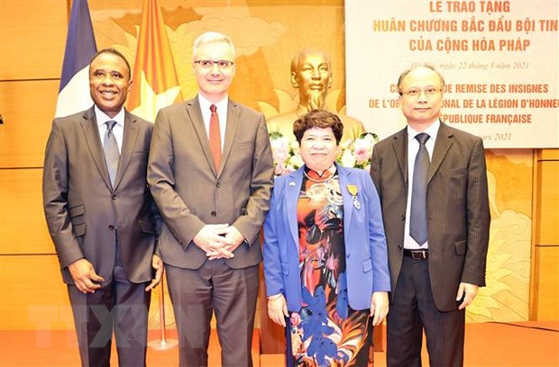 Une députée de l AN vietnamienne reçoit l’Ordre national de la Légion d honneur