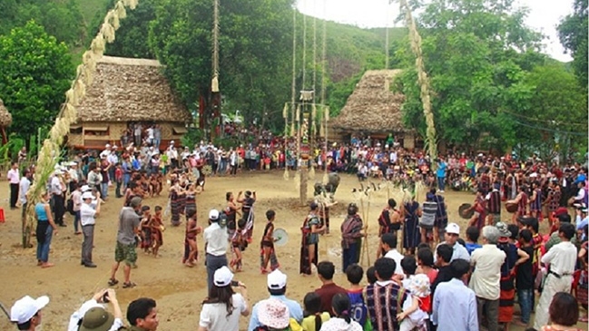 Avril des événements honorent les cultures des groupes ethniques vietnamiens au Village culturel et touristique des ethnies du Vietnam