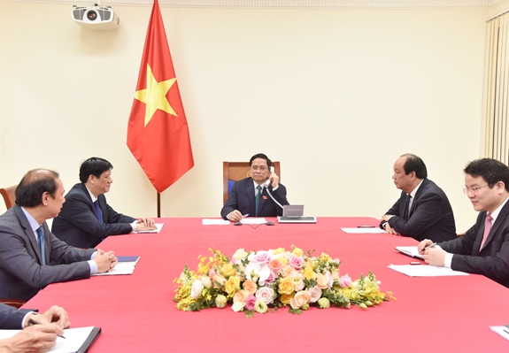Le PM cambodgien formule ses félicitations au Premier ministre Pham Minh Chinh