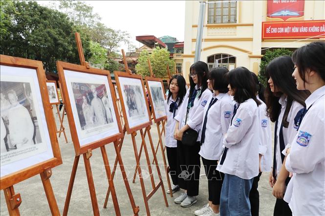 Ninh Binh exposition de photos sur l’Oncle Hô et les élections législatives