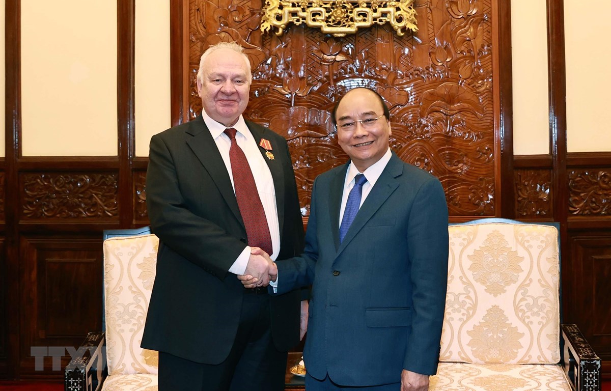 Le président Nguyen Xuan Phuc reçoit l’ambassadeur de Russie