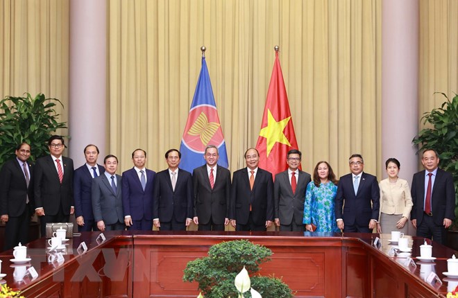 Le président Nguyen Xuan Phuc reçoit des diplomates des pays de l’ASEAN