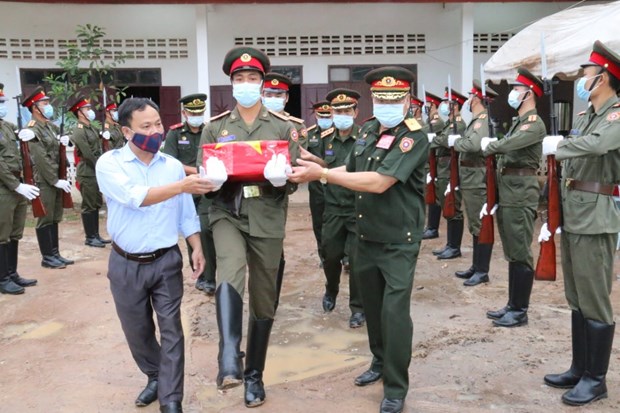 Rapatriement des restes de trois soldats volontaires et d experts vietnamiens tombés au Laos