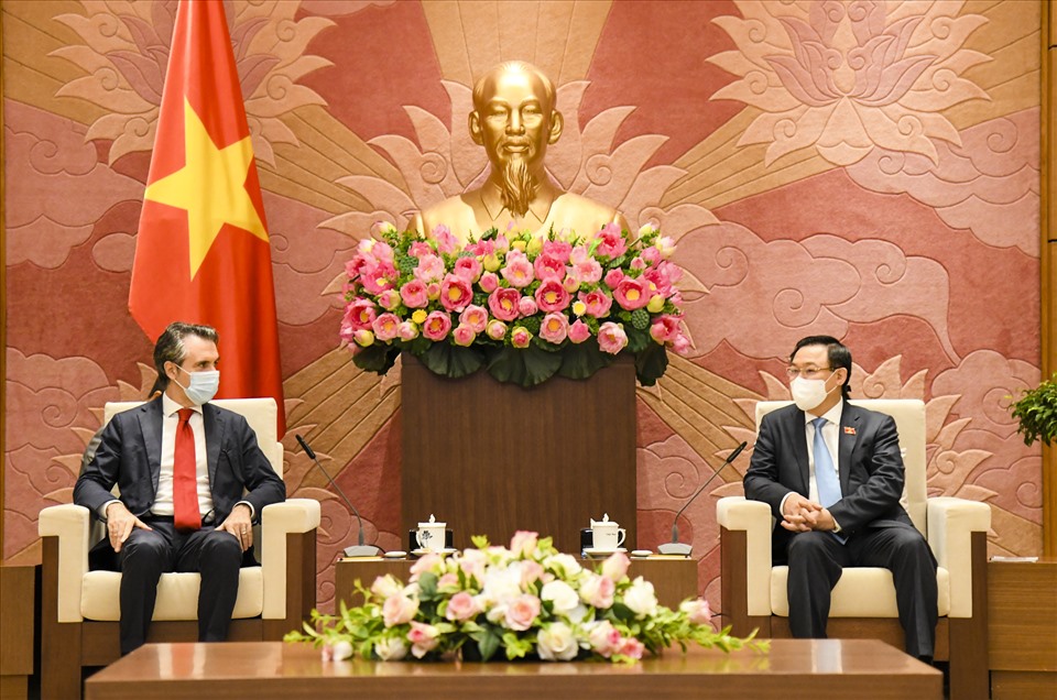 Le président de l’Assemblée nationale reçoit le chef de la délégation de l’UE au Vietnam