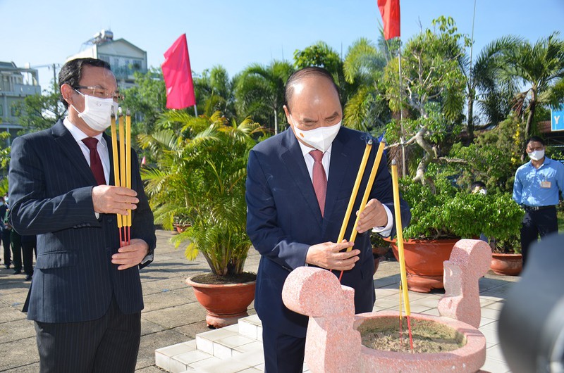 Le président Nguyen Xuan Phuc rend hommage au Président Ho Chi Minh