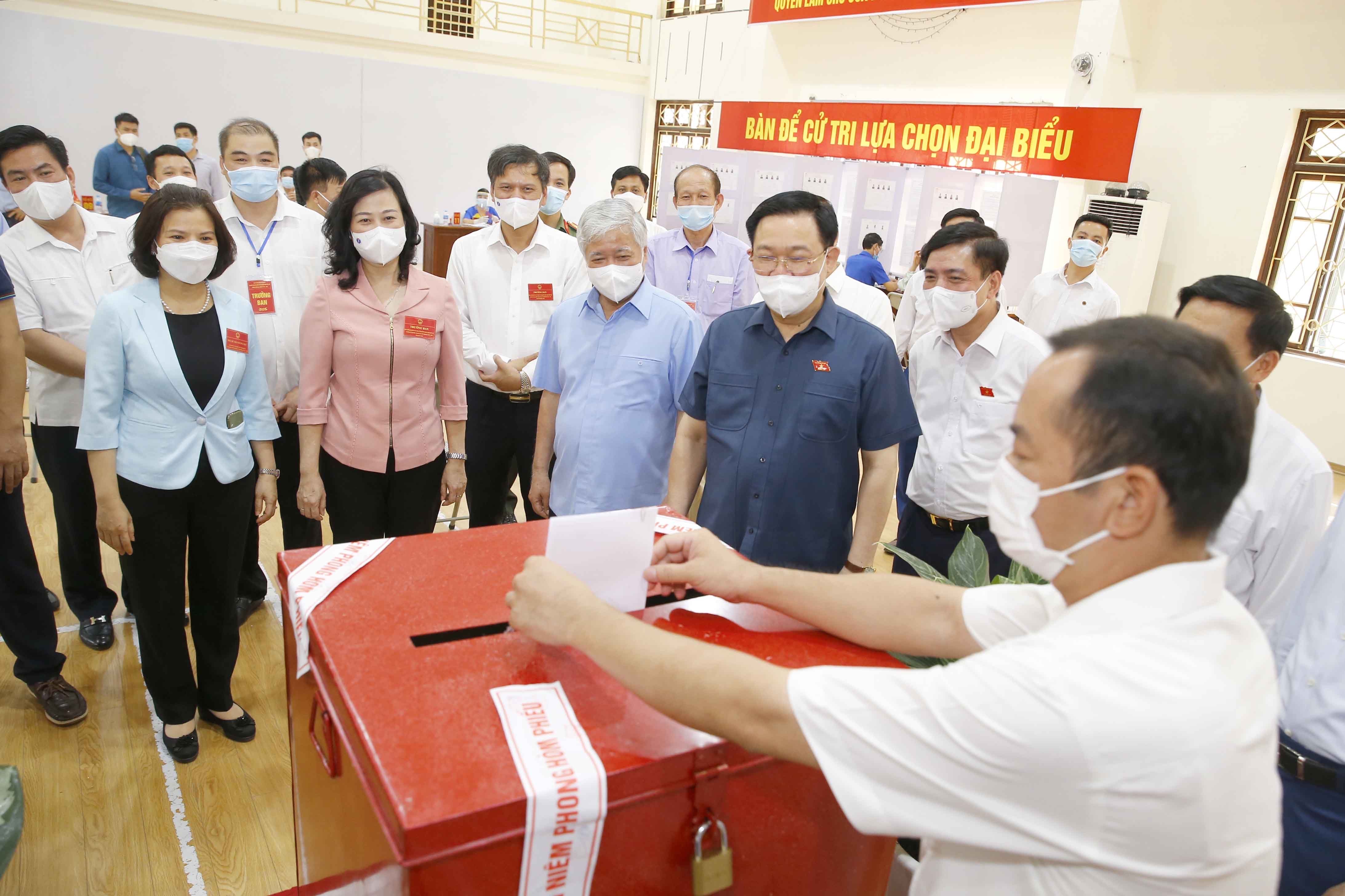Le président de l AN inspecte le travail électoral à Bac Ninh et Bac Giang