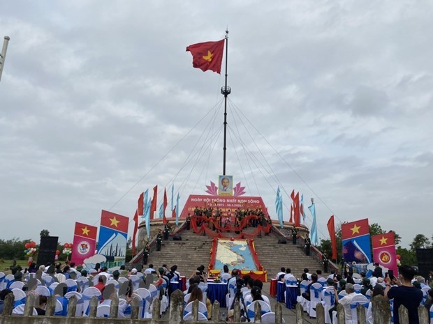 Cérémonie du lever du drapeau de la réunification nationale sur Hiên Luong, à Quang Tri