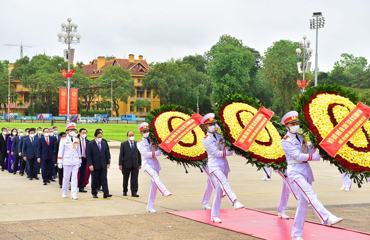 Des dirigeants rendent hommage au Président Hô Chi Minh
