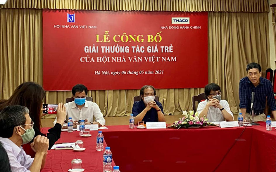 Annonce du prix des jeunes écrivains de l Association des écrivains du Vietnam