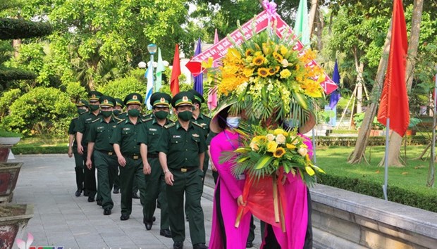 L offrande d encens à la mémoire du Président Ho Chi Minh dans la zone de vestiges de Kim Lien