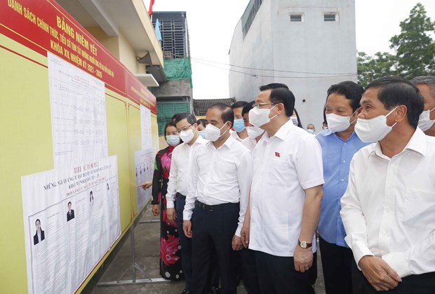 Le président de l AN Vuong Dinh Hue inspecte les préparatifs des élections à Tuyen Quang