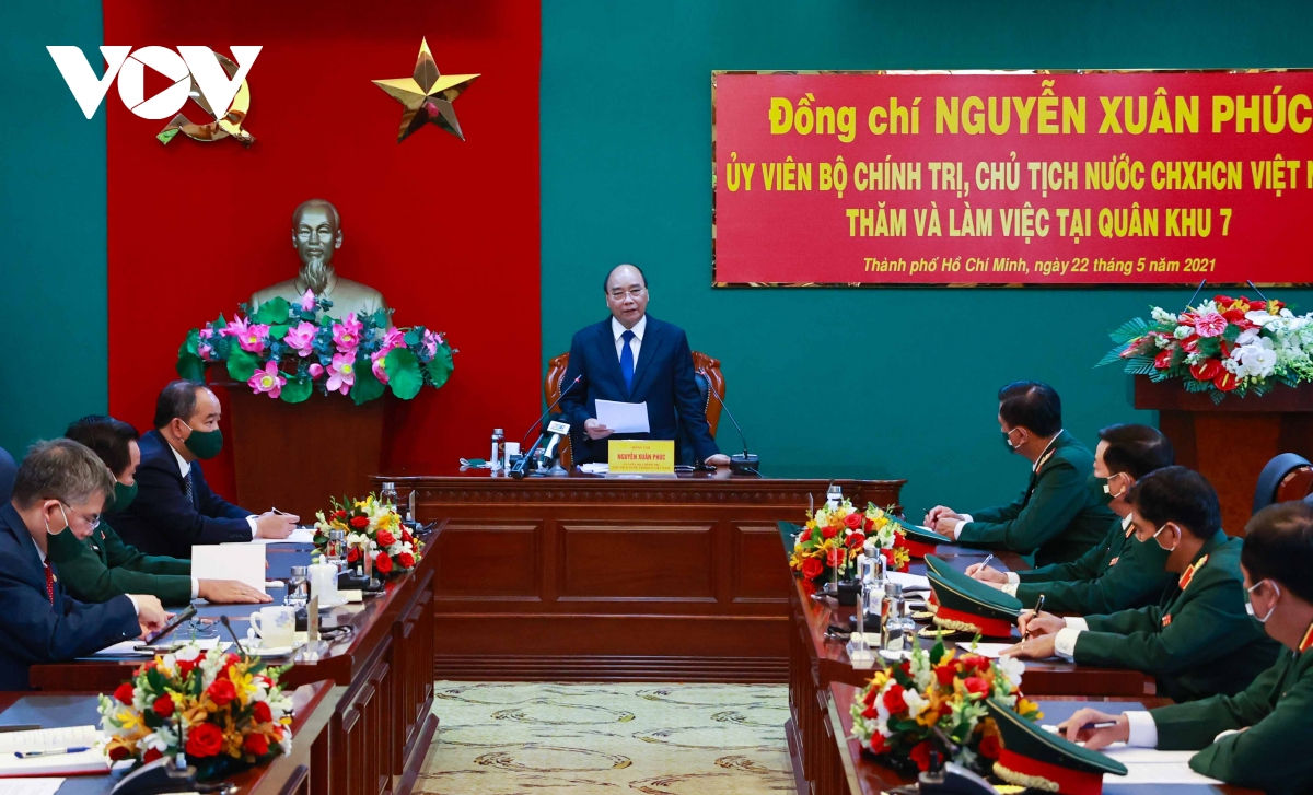 Le président Nguyên Xuân Phuc travaille avec les responsables de la 7e zone militaire