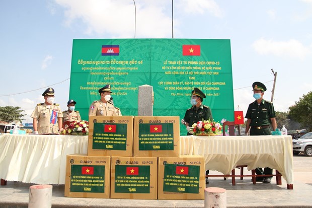 COVID-19 Les gardes-frontières de Tay Ninh remettent des fournitures médicales au Cambodge