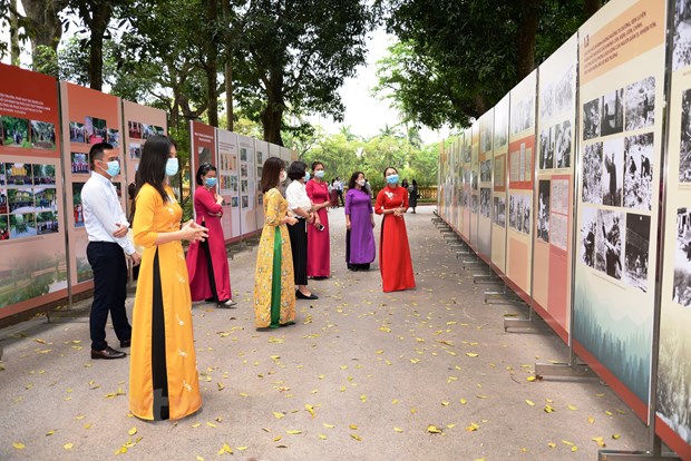 Présentation de plus de 300 photos sur l exemple moral de Hô Chi Minh