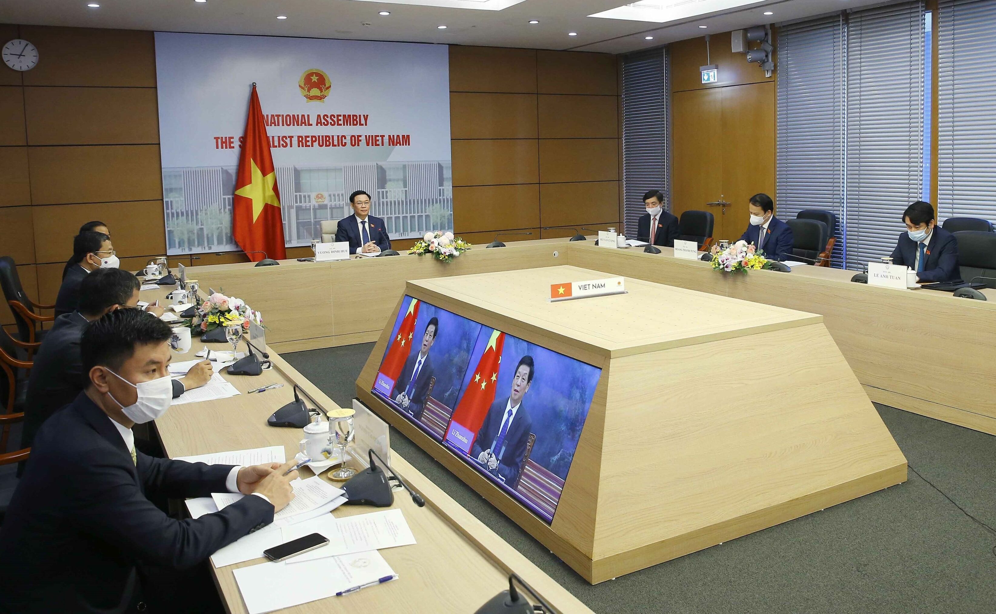 Vietnam-Chine Entretien virtuel entre Vuong Dinh Hue et Li Zhanshu