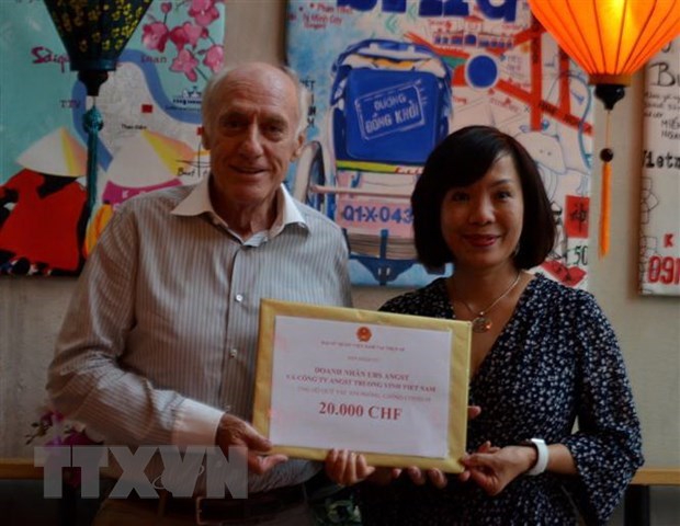 La communauté vietnamienne en Suisse soutient la lutte anti-COVID-19 au Vietnam
