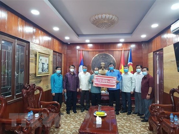 Soutien du Laos pour le Vietnam dans la lutte contre le COVID-19
