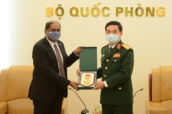 Défense le Vietnam renforce la coopération avec Singapour et les Philippines