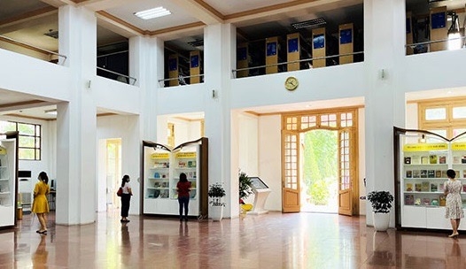 Une exposition marque le 110e anniversaire du départ à l étranger du Président Ho Chi Minh pour rechercher la voie du salut national