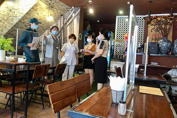 Hanoï autorise la réouverture des salons de coiffure et les établissements de restauration