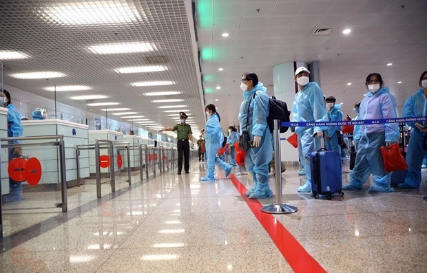 Suspension temporaire des entrées de passagers dans les aéroports de Tan Son Nhat et de Noi Bai