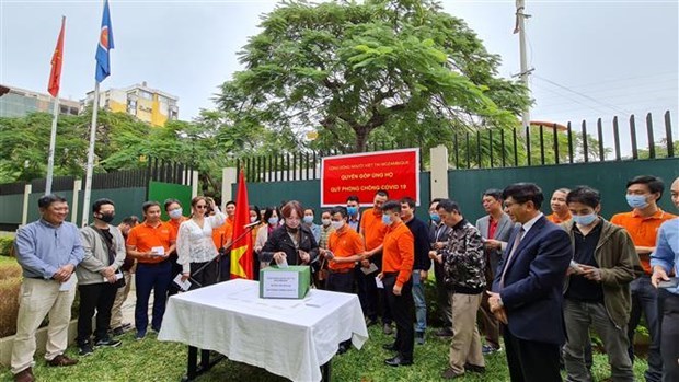 La communauté vietnamienne au Mozambique contribue au Fonds national de vaccination anti-Covid-19