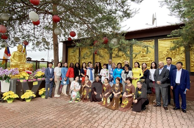 La culture traditionnelle vietnamienne impressionne des amis internationaux en R tchèque